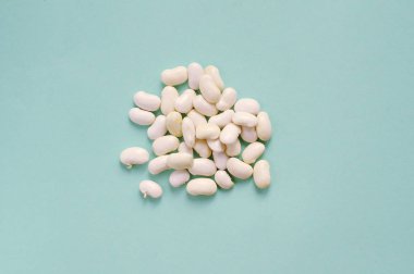 Organik taze beyaz barbunya fasulyesi mavi zemin üzerine. makro 