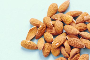 Mavi zemin üzerine çiğ badem. Grup badem