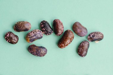 Çeşitli kurutulmuş böbrek baklagiller kuru fasulye kadar izole üzerinde mavi arka plan kapatmak, koleksiyon küme. Sağlıklı gıda.