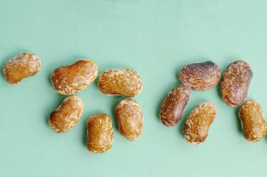 Çeşitli kurutulmuş böbrek baklagiller kuru fasulye kadar izole üzerinde mavi arka plan kapatmak, koleksiyon küme. Sağlıklı gıda.