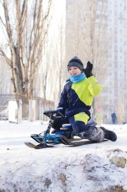 Çocuklar açık havada karda oynamak. Mutlu çocuklar üzerinde bir kış oynama doğada yürüyüş