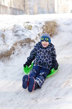 Kızakla şirin çocuk. Bir kızak karda binme yürümeye başlayan çocuk