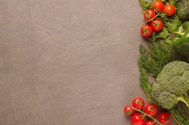 Taze çiğ sebze - domates, biber, brokoli, dereotu ve maydanoz siyah arka plan, üstten görünüm, afiş. Sağlıklı vegan maddeler yemek. Soymak-lay organik sebze. Metin için yer