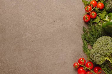 Taze çiğ sebze - domates, biber, brokoli, dereotu ve maydanoz siyah arka plan, üstten görünüm, afiş. Sağlıklı vegan maddeler yemek. Soymak-lay organik sebze. Metin için yer