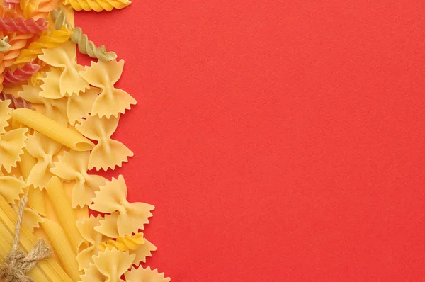 Varios Tipos Pasta Sin Cocer Una Vista Superior Fondo Naranja — Foto de Stock