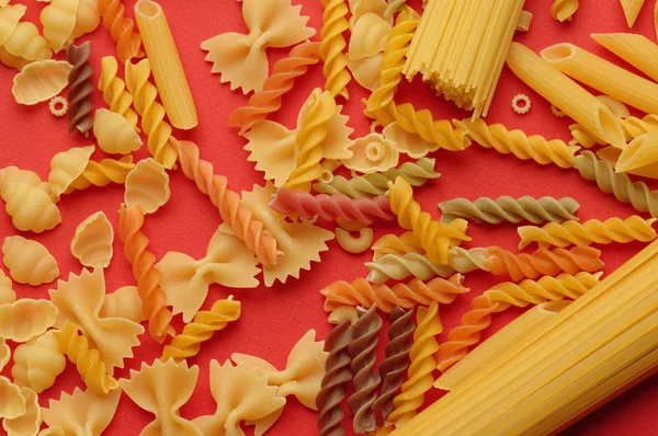 Draufsicht Auf Ungekochte Italienische Pasta Isoliert Auf Orange Verschiedene Arten — Stockfoto