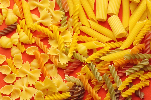 Draufsicht Auf Ungekochte Italienische Pasta Isoliert Auf Orange Verschiedene Arten — Stockfoto
