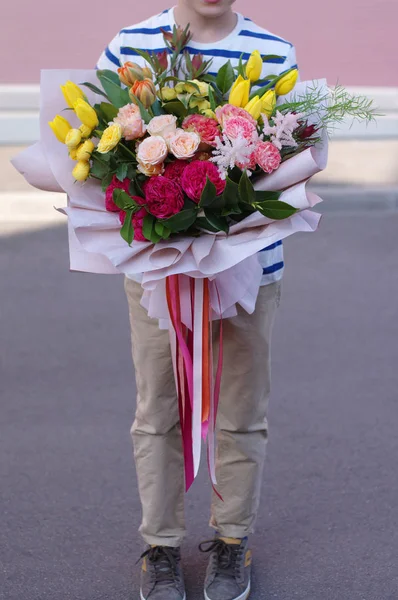 กชายท อยย นอย อดอกไม ดอกไม สวยงามส าหร บแม — ภาพถ่ายสต็อก