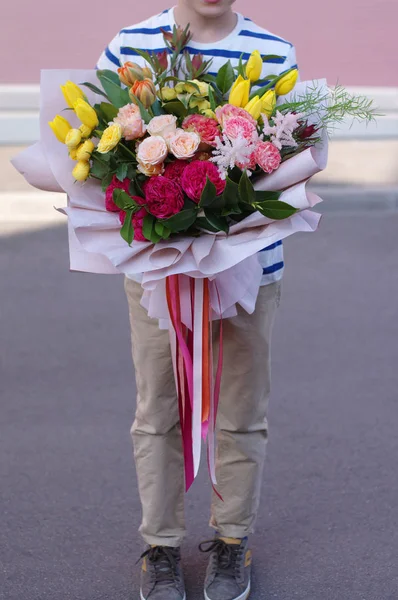 Menino Sorridente Com Buquê Flores Lindas Flores Para Mãe — Fotografia de Stock