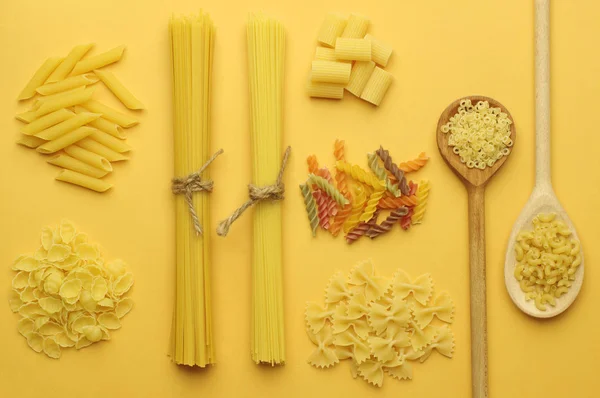 Verschiedene Arten Trockener Pasta Spaghetti Penne Farfalle Tagliatelle Fettuccine Auf — Stockfoto