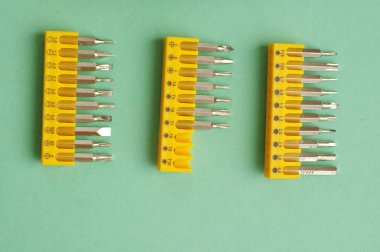 tornavida sarı kutu seti. Tornavidalar, duyarlık için birtakım yeşil arka plan üzerinde çalışıyorum. Metin için yer