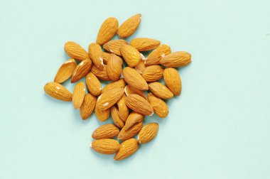 Organik çiğ badem bir avuç. Sağlıklı gıda. Vegans için çiğ gıda.