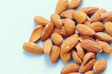 Organik çiğ badem bir avuç. Sağlıklı gıda. Vegans için çiğ gıda.