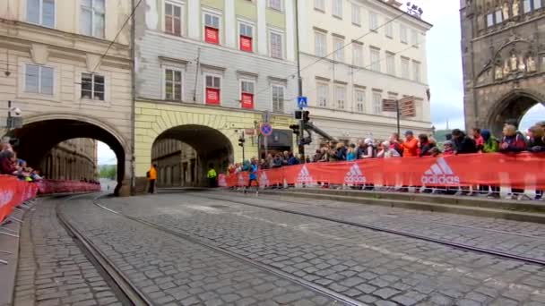 Diváci Fanoušci Pražském Maratónu Tleskají — Stock video