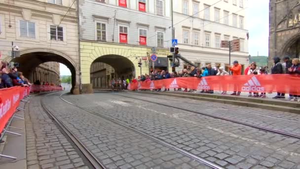 Åskådare Och Fans Applåderar Löpare Vid Prag Maraton — Stockvideo