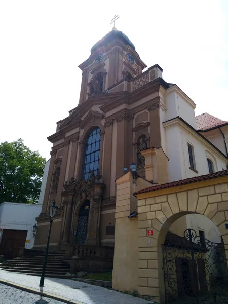 Oude huizen en architectuur in Praag — Stockfoto