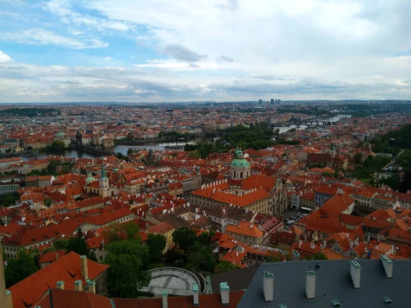 Bir kuşun uçuşundan Prag'ın güzel bir manzarası — Stok fotoğraf