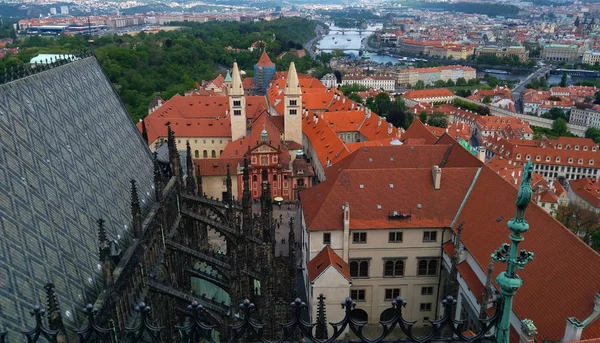 Bir kuşun uçuşundan Prag'ın güzel bir manzarası — Stok fotoğraf