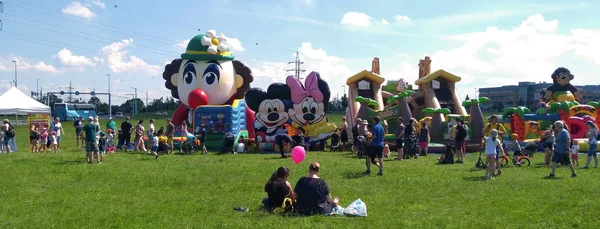 Padres e hijos jugando en la diversión en un día soleado en el parque — Foto de Stock