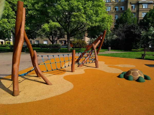 A figura de uma tartaruga no parque infantil feito de migalhas de borracha macia em Praga Fotografia De Stock