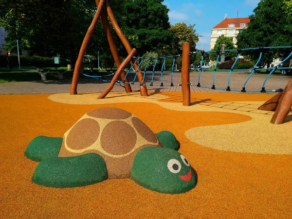 A figura de uma tartaruga no parque infantil feito de migalhas de borracha macia em Praga Imagem De Stock