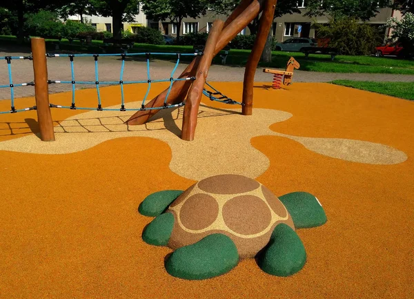 A figura de uma tartaruga no parque infantil feito de migalhas de borracha macia em Praga Imagem De Stock