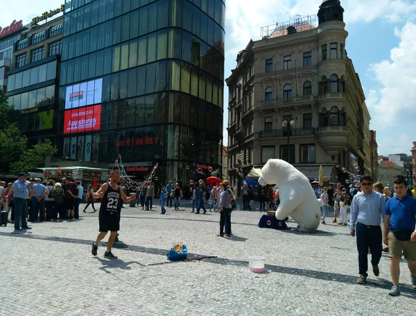 As pessoas andam no centro de Praga em um dia ensolarado — Fotografia de Stock
