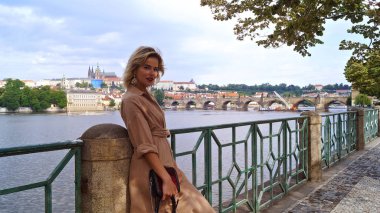 Charles Köprüsü'nde poz genç güzel kız 