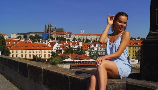 Junges hübsches Mädchen posiert auf der Karlsbrücke — Stockfoto