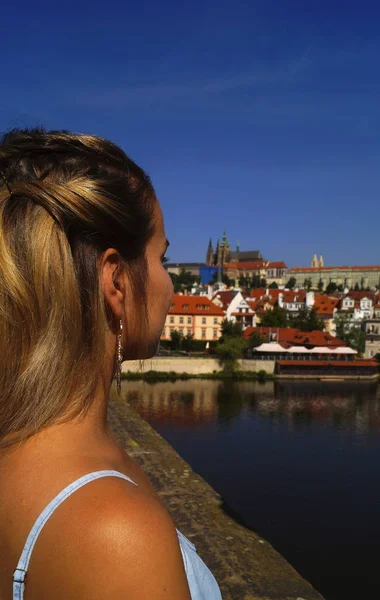 Junges hübsches Mädchen posiert auf der Karlsbrücke — Stockfoto