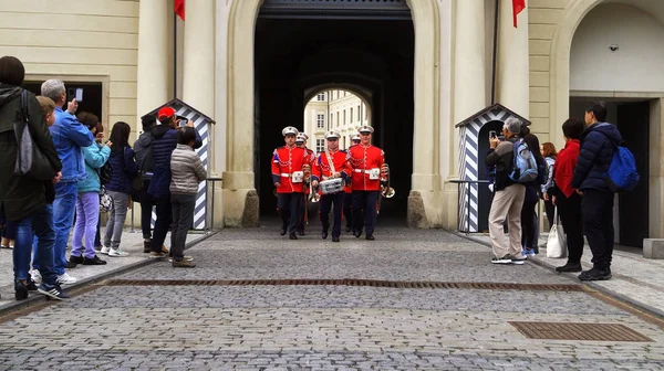 Turistas atirar a guarda de honra cerimônia no Castelo de Praga — Fotografia de Stock