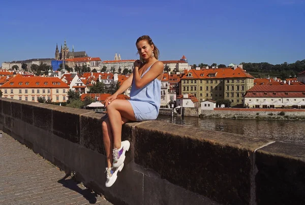 Junges hübsches Mädchen posiert auf der Karlsbrücke — Stockfoto