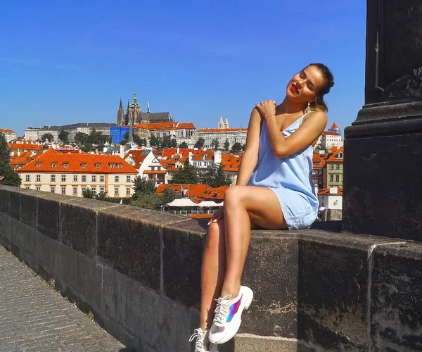 Junges hübsches Mädchen posiert auf der Karlsbrücke — Stockfoto