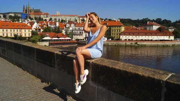 Junges hübsches Mädchen posiert auf der Karlsbrücke — Stockfoto