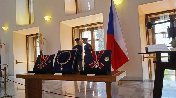 Prémios reais vintage e bandeira da República Checa no Castelo de Praga Imagens Royalty-Free