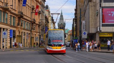 Çek Cumhuriyeti ulusal bayrakları ile tramvay 