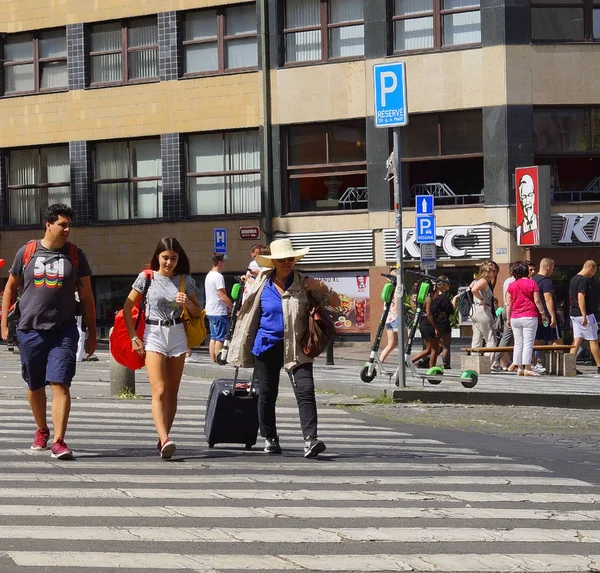 Turistas de bom humor atravessam a estrada em uma travessia pedonal no centro de Praga — Fotografia de Stock