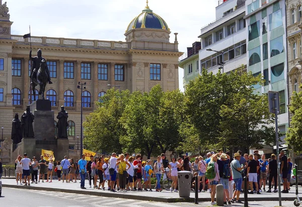 Turistas caminham em um dia ensolarado na Praça Venceslau, no centro de Praga — Fotografia de Stock