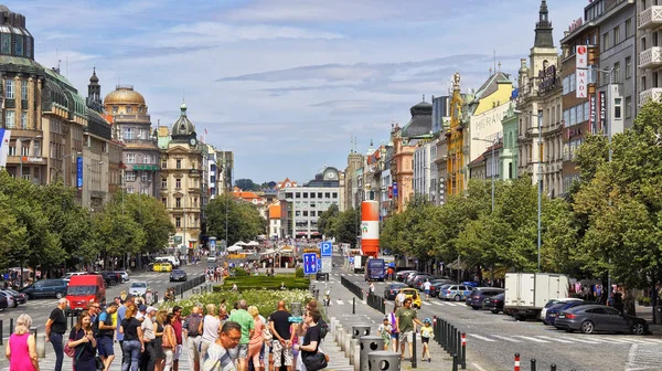 Turistler Prag'ın merkezindeki Wenceslas Meydanı'nda güneşli bir günde yürüyorlar. — Stok fotoğraf