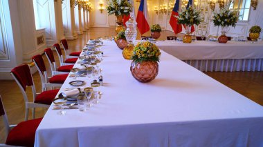 Masalar-Prag Kalesi 'nde Rothmayer Hall tören salonunda servis masalar, Çek Cumhuriyeti Mayıs 11, 2019