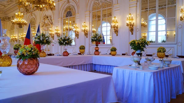 Tableware Obsługiwane Stoły Rothmayer Hall Ceremonialne Sali Zamku Praskim Praga — Zdjęcie stockowe