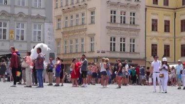 İnsanlar Wenceslas Meydanı 'nda Prag 'ın merkezinde güneşli bir sıcak yaz gününde yürüyüş