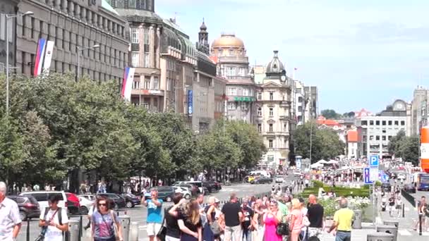 Люди Ходять Центрі Праги Сонячний День Прага Чеська Республіка Липня — стокове відео