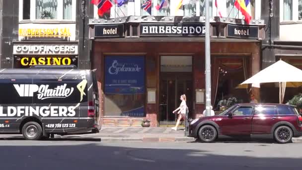 Entrada Para Hotel Ambassador Dia Ensolarado Praça Venceslau Centro Praga — Vídeo de Stock