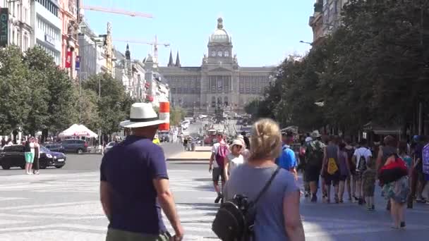 Люди Ходять Центрі Праги Сонячний День Прага Чеська Республіка Липня — стокове відео