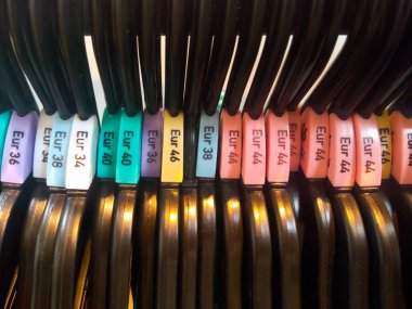 Plastik askılar üzerinde giyim boyutu yazıtları