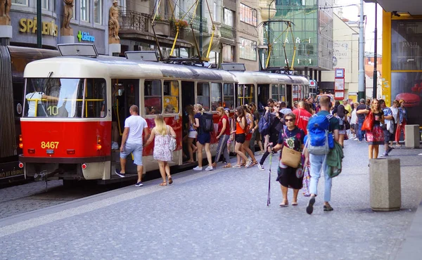 Ludzie Czekają Tramwaj Przystanku Komunikacji Miejskiej Pradze Obrazek Stockowy