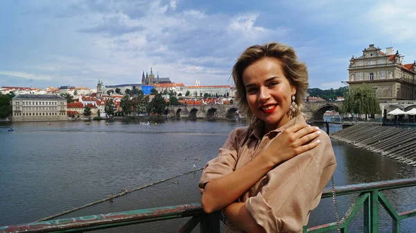 Menina Bonita Vestido Verão Fundo Velha Praga — Fotografia de Stock