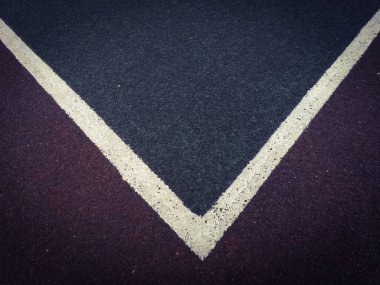 Spor sahasındaki lastik kırıntılarının yüzeyinde beyaz boyayla işaretlenmiş.