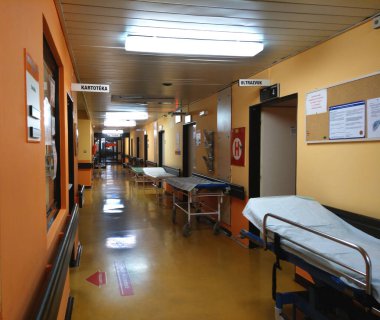 Prag 'daki Motol Hastanesi' nin uzun koridorunda.